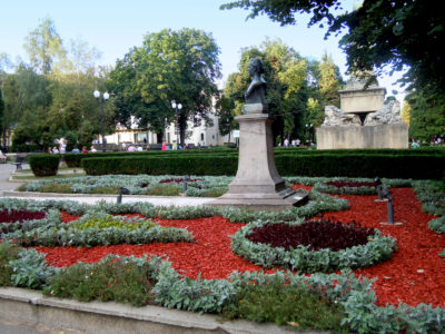 mihai_eminescus_bust_in_copou_garden_4